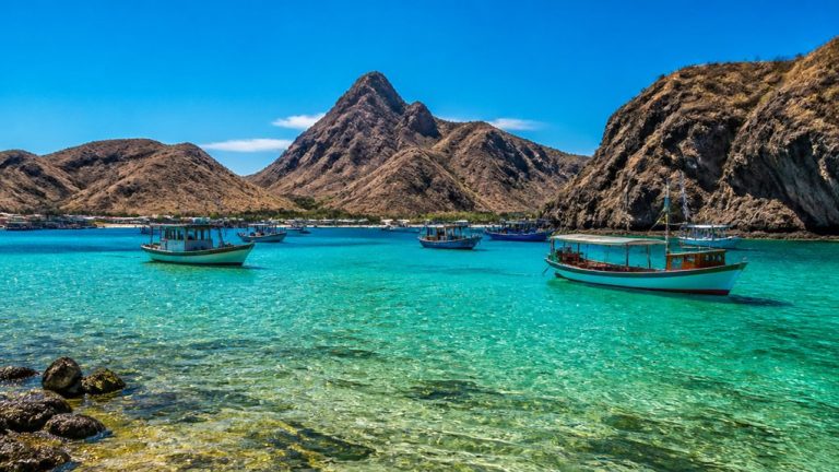 komodo cruise port overview